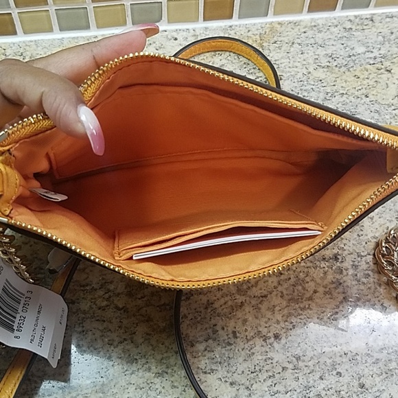 Authentic Coach Pebbled Leather Cross Body - Picture 4 of 8